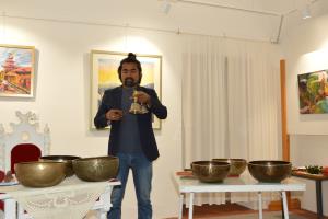 V Galeriji Štekl razstavljal slikar, fotograf in humanitarec Birman Shrestha 2